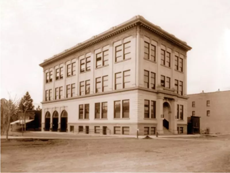 CDA Library at City Hall around 1907 on Sherman Avenue