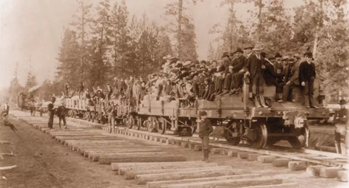 Train full of people circa 1903